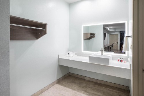 Super 8 by Wyndham Humble/Houston - image 36
