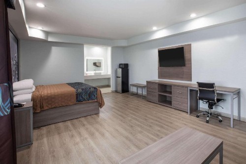 Super 8 by Wyndham Humble/Houston - image 6