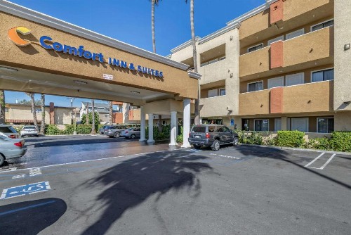 Comfort Inn & Suites Huntington Beach - image 2