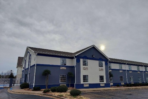 Days Inn & Suites by Wyndham Huntsville - image 1