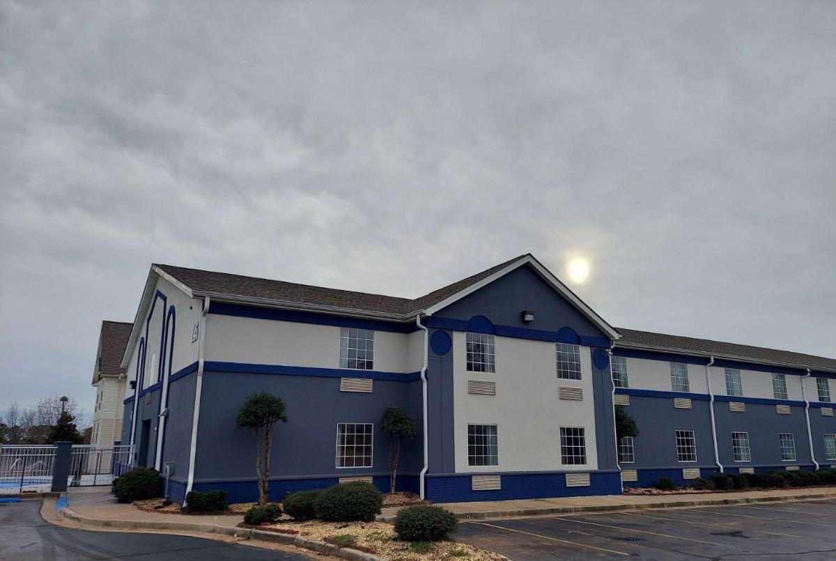 Days Inn & Suites by Wyndham Huntsville - main image