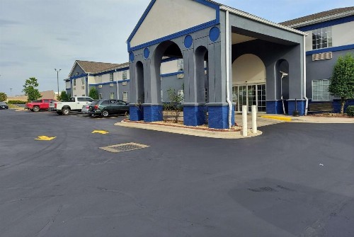 Days Inn & Suites by Wyndham Huntsville - image 2