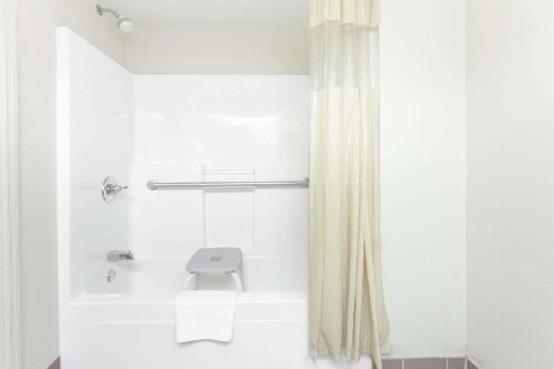 Days Inn & Suites by Wyndham Huntsville - image 4