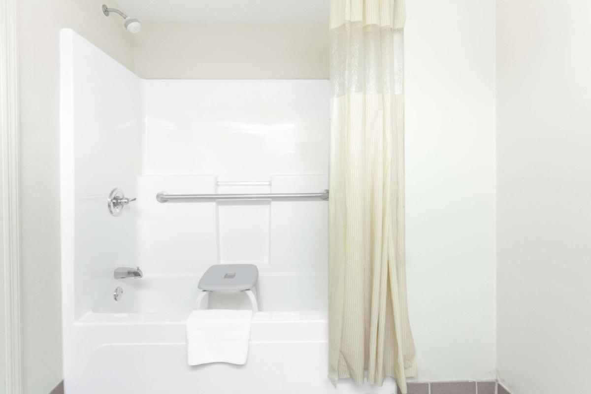 Days Inn & Suites by Wyndham Huntsville - image 4