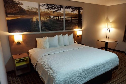 Days Inn & Suites by Wyndham Huntsville - image 8