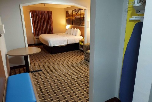 Days Inn & Suites by Wyndham Huntsville - image 9