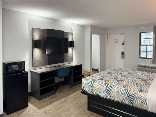 Days Inn & Suites by Wyndham Huntsville Spacecenter - image 12