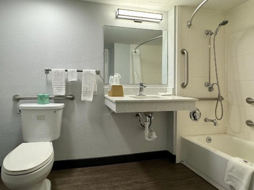 Days Inn & Suites by Wyndham Huntsville Spacecenter - image 16