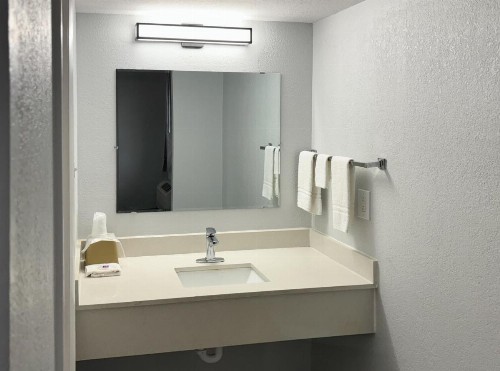 Days Inn & Suites by Wyndham Huntsville Spacecenter - image 18