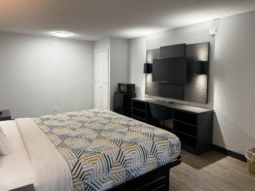 Days Inn & Suites by Wyndham Huntsville Spacecenter - image 19