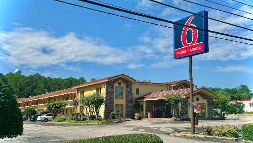 Days Inn & Suites by Wyndham Huntsville Spacecenter - image 2