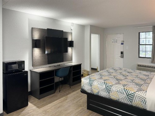 Days Inn & Suites by Wyndham Huntsville Spacecenter - image 23