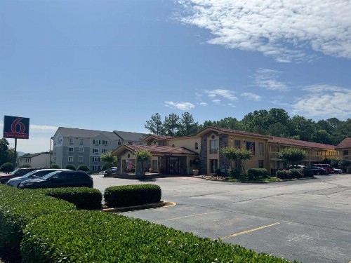 Days Inn & Suites by Wyndham Huntsville Spacecenter - image 4