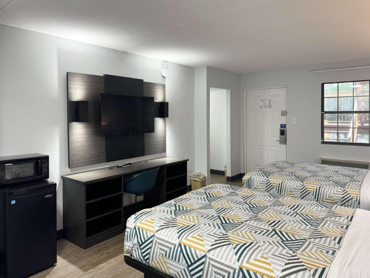 Days Inn & Suites by Wyndham Huntsville Spacecenter - image 6