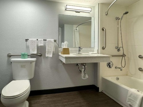 Days Inn & Suites by Wyndham Huntsville Spacecenter - image 7