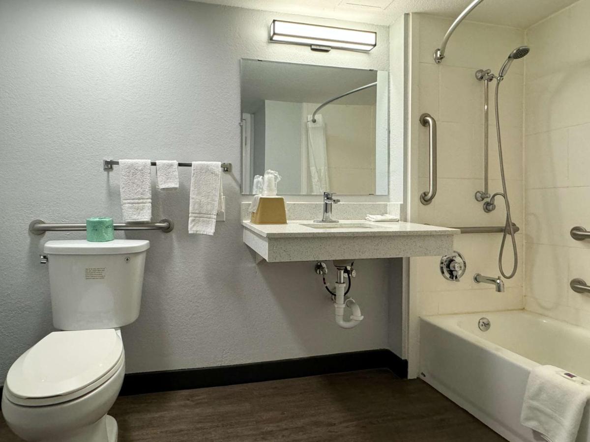 Days Inn & Suites by Wyndham Huntsville Spacecenter - image 7