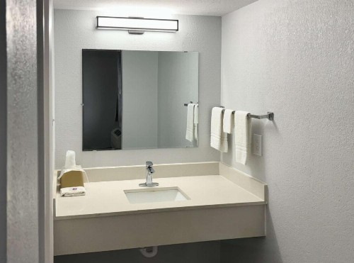 Days Inn & Suites by Wyndham Huntsville Spacecenter - image 8