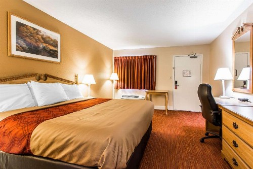 Econo Lodge Inn & Suites - image 13
