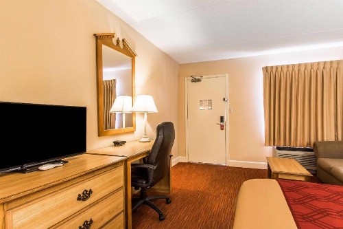 Econo Lodge Inn & Suites - image 17