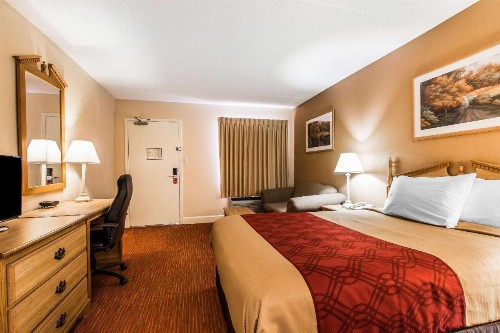 Econo Lodge Inn & Suites - image 18