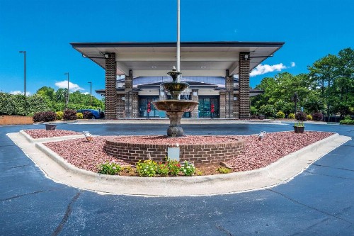 Econo Lodge Inn & Suites - image 2