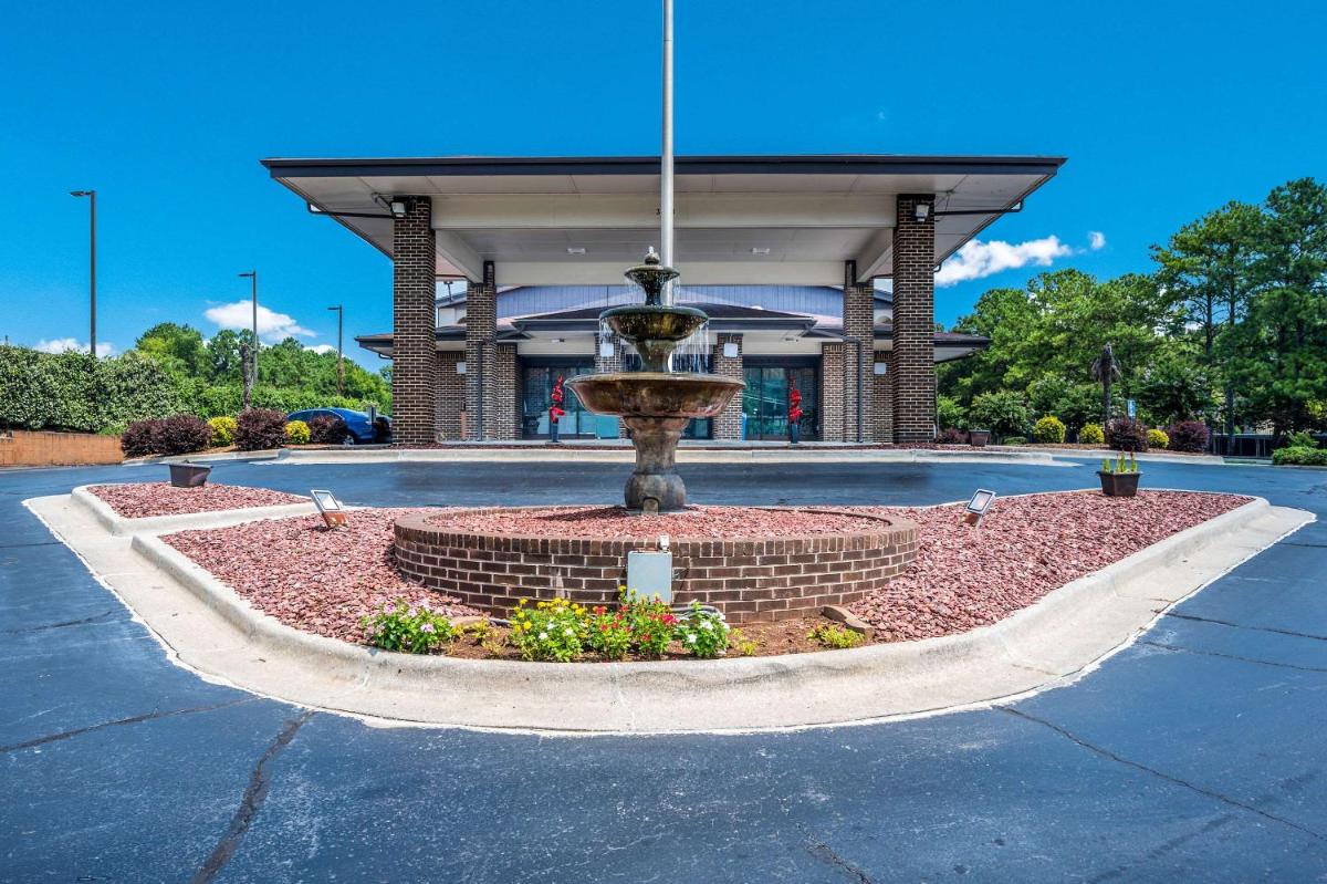 Econo Lodge Inn & Suites - image 2