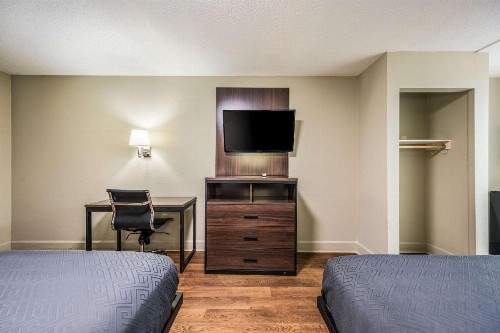 Econo Lodge Inn & Suites - image 21