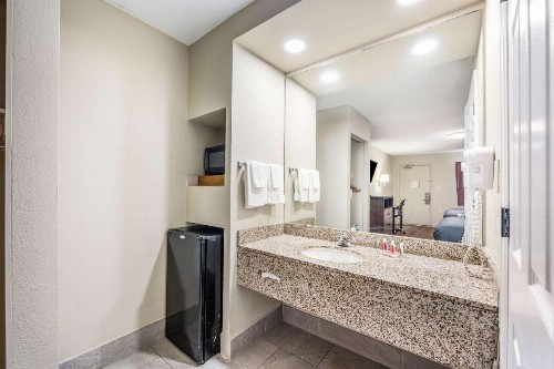 Econo Lodge Inn & Suites - image 23