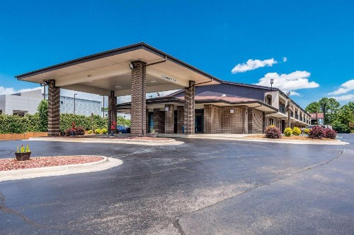 Econo Lodge Inn & Suites - image 3