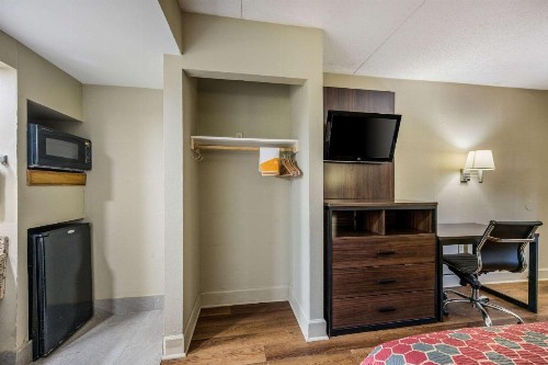 Econo Lodge Inn & Suites - image 30