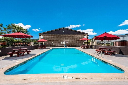 Econo Lodge Inn & Suites - image 31