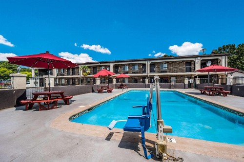 Econo Lodge Inn & Suites - image 33
