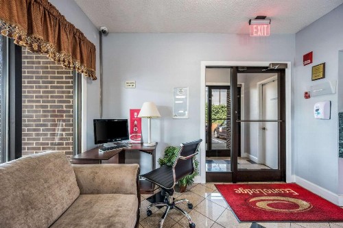 Econo Lodge Inn & Suites - image 34