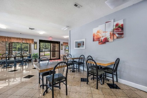 Econo Lodge Inn & Suites - image 36