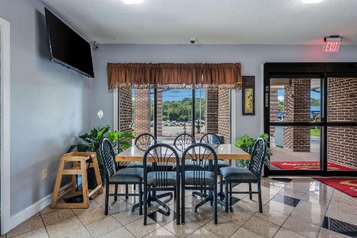 Econo Lodge Inn & Suites - image 37