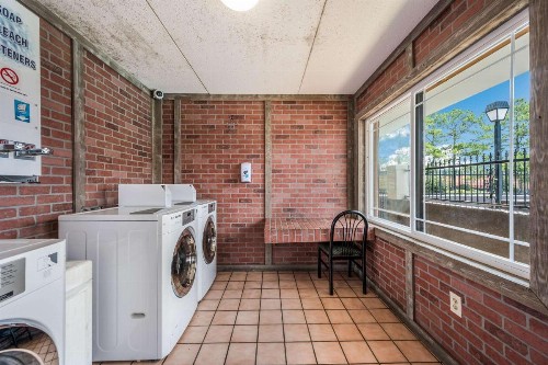 Econo Lodge Inn & Suites - image 38