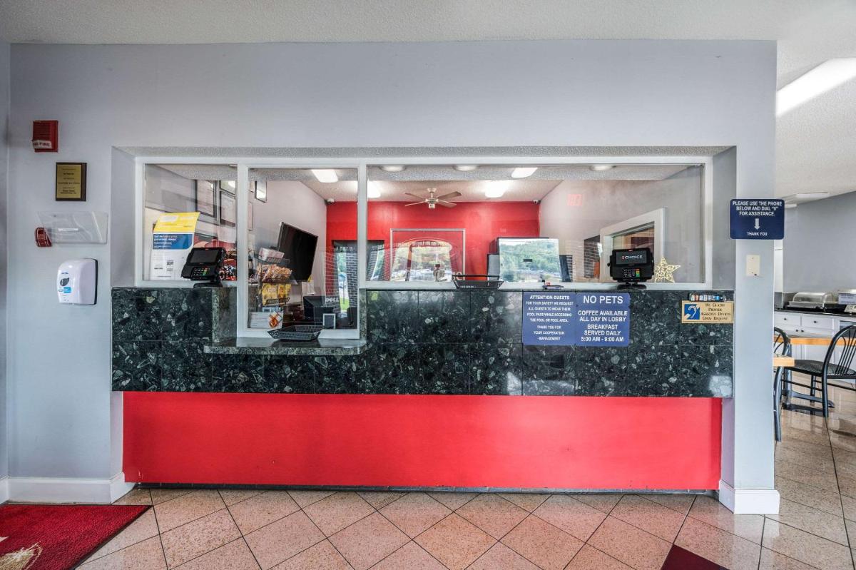 Econo Lodge Inn & Suites - image 4