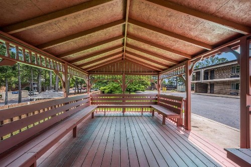 Econo Lodge Inn & Suites - image 40