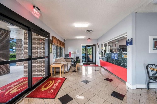 Econo Lodge Inn & Suites - image 5