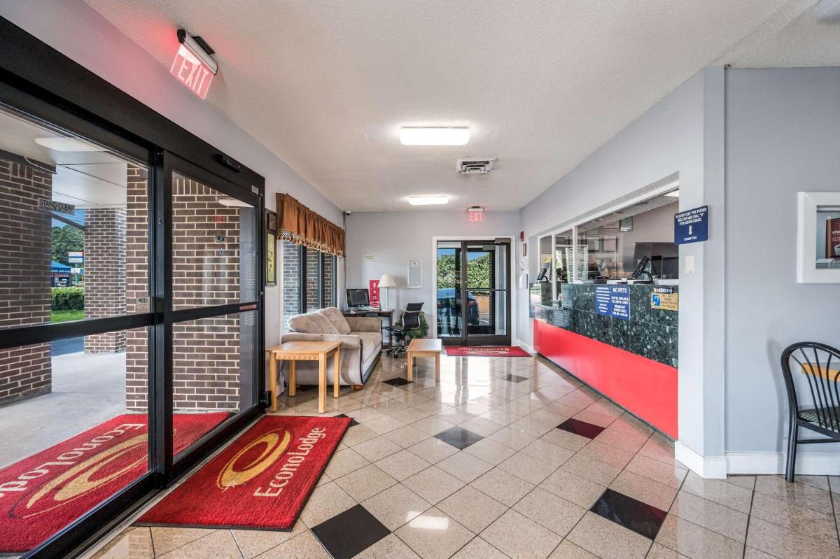 Econo Lodge Inn & Suites - image 5