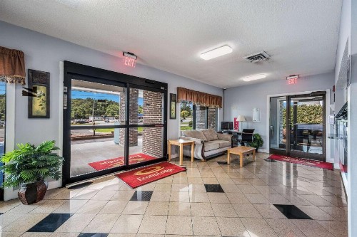 Econo Lodge Inn & Suites - image 6