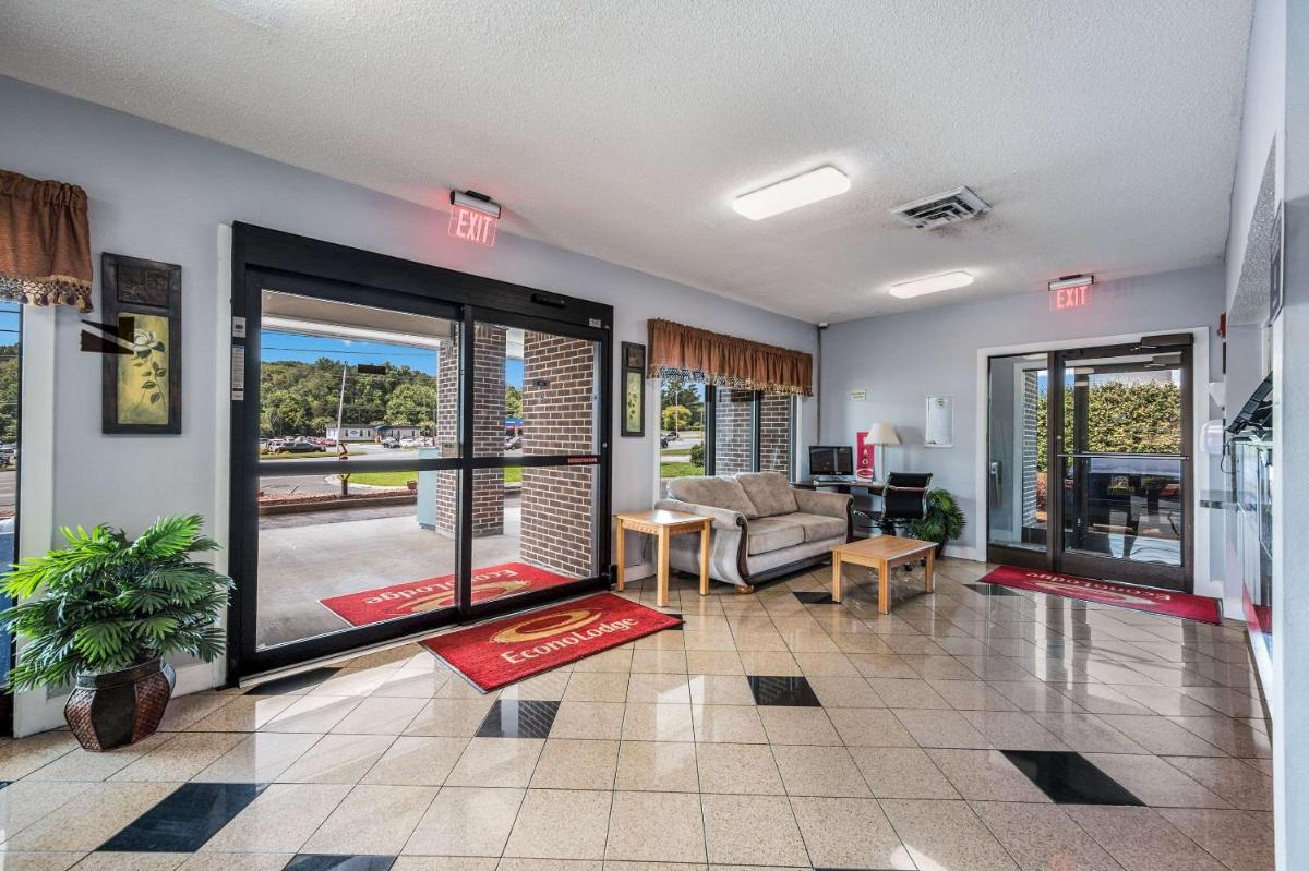 Econo Lodge Inn & Suites - image 6