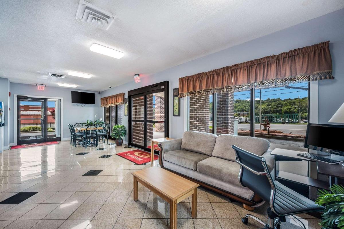 Econo Lodge Inn & Suites - image 7