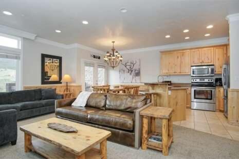 Luxury 4 Bedroom Condo in Huntsville Utah near Pineview Reservoir - image 4