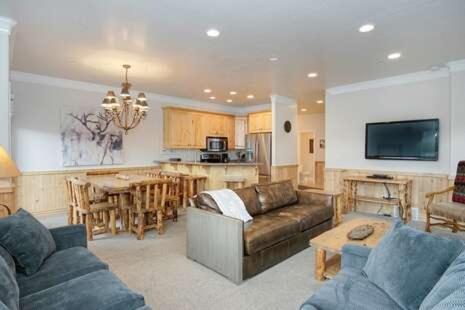 Luxury 4 Bedroom Condo in Huntsville Utah near Pineview Reservoir - image 5