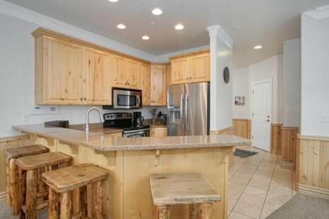 Luxury 4 Bedroom Condo in Huntsville Utah near Pineview Reservoir - image 7