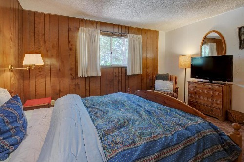 Rustic Pine Manor - image 9