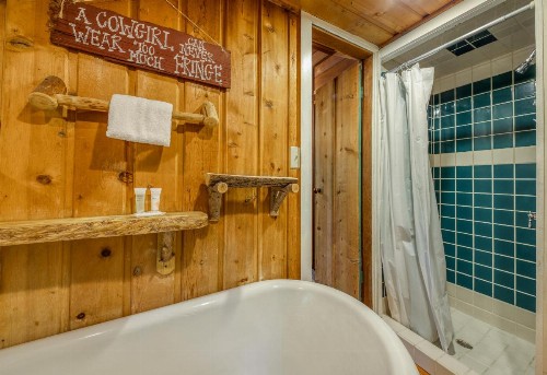Twin Tree Lodge - image 3