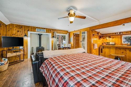 Creekside Cabin - image 10