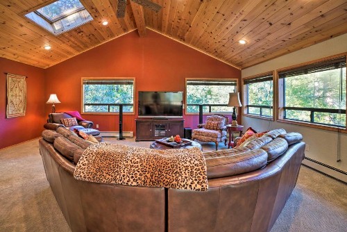 Cozy Idyllwild Cabin with Decks - Steps from Hiking! - image 10